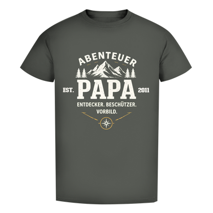 Herren T-Shirt - "Abenteuer Papa" - EST.  Jahreszahl