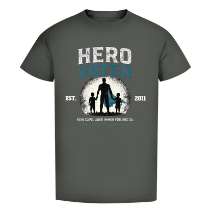 Herren T-Shirt - "HERO VATER" - EST.  Jahreszahl