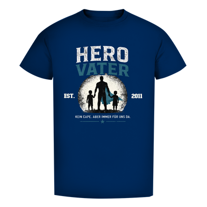 Herren T-Shirt - "HERO VATER" - EST.  Jahreszahl